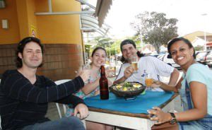 Grupo paulista e capixaba apreciou iguarias do Restaurante Enseada de Manguinhos e aprovou a comida da casa, que vai apresentar o Bacalhau com Espaguete à Enseada 