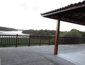 O prédio tem deque voltado para a lagoa e mata Atlântica do entorno. Foto: Bruno Lyra