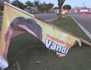 O comitê de Vandinho informou que 200 placas foram destruídas