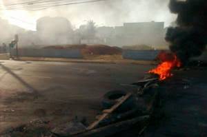 Manifestantes colocaram fogo em pneus e outros objetos para impedir o tráfego na Avenida Talma Rodrigues. Foto: internauta