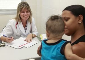 Pediatra atendendo na rede de saúde do município. Foto: Divulgação PMS