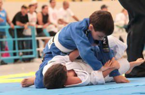 crianca lutando jiu jitsu
