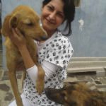 Pirulito hoje já está quase 100% curado. Na foto, o cachorro com a veterinária Patricia Oliveira.