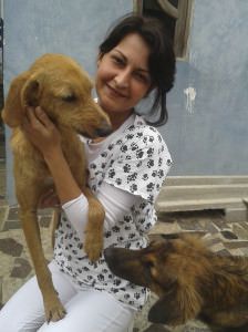 Pirulito hoje já está quase 100% curado. Na foto, o cachorro com a veterinária Patricia Oliveira.