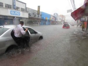 A água invadiu lojas e causou prejuízos na Avenida Central de Laranjeiras, principal centro comercial da Serra. Foto: Yuri Scardini 