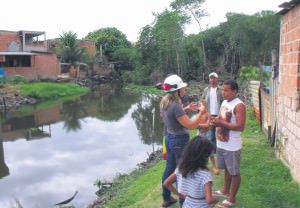 Técnica da empreiteira com moradores ribeirinhos que deverão ser removidos