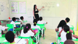 Professora em ação durante uma aula em escola do município