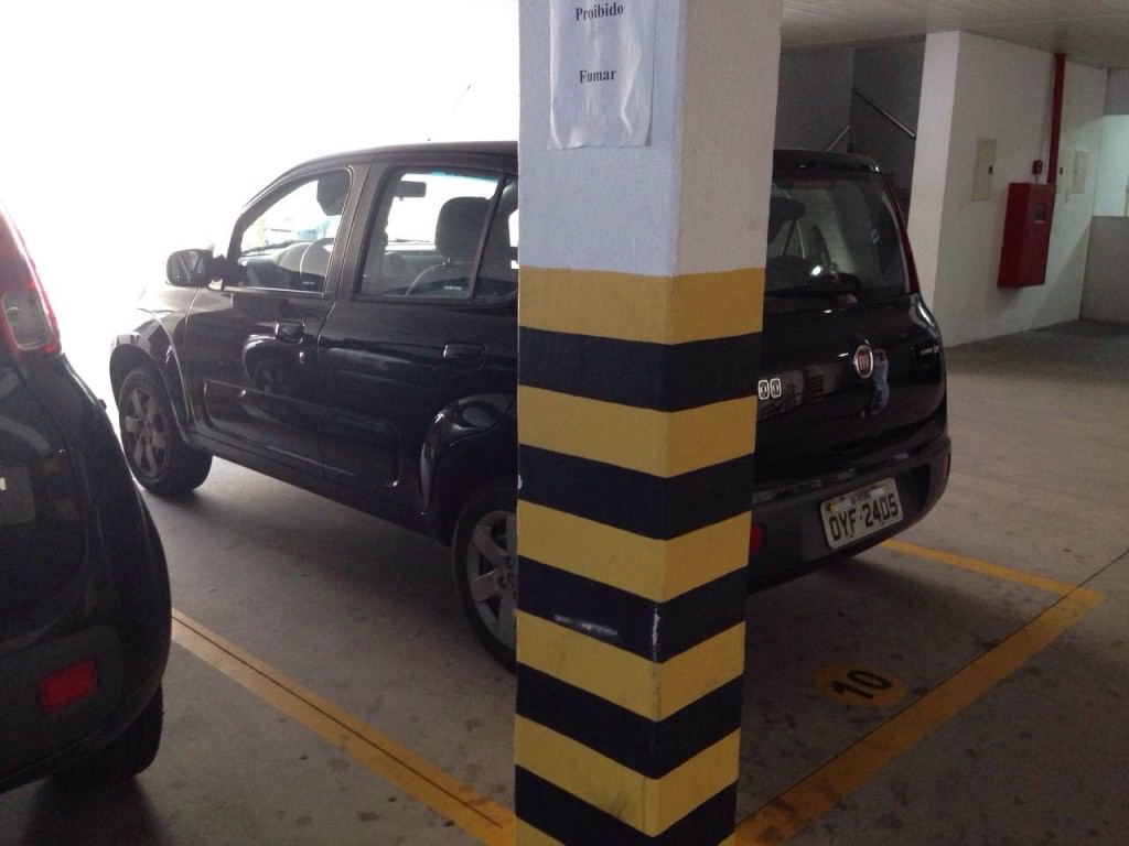 Carro oficial de vereador da Serra sem a identificação com o brasão oficial da Câmara. 