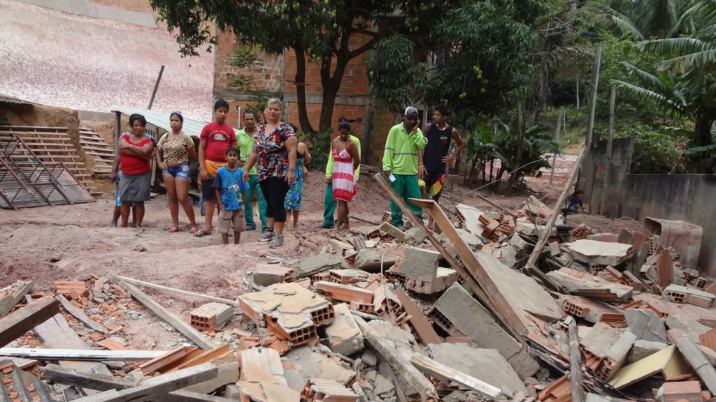 Casas em fundo de vale são demolidas na região de Laranjeiras - Serra ES