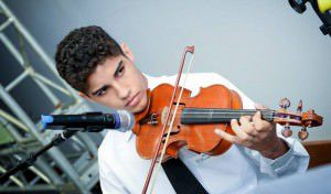 Os meninos do projeto Sons da Esperança, de uma escola de Feu Rosa, se apresentam na terça-feira (23). Foto: Divulgação