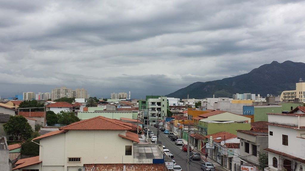 Céu visto de Laranjeiras por volta das 17h de hoje. Foto: Bruno Lyra