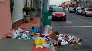 Coleta de lixo acontece três vezes na semana na rua. Foto: Divulgação