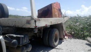 Caminhão flagrado jogando entulho em área brejosa em José de Anchieta II. Foto: Divulgação/PMS 