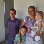 A Família da Adélia Maria de Souza beneficiada com uma casa, conta que a Defesa Civil condenou a estrutura de sua antiga casa. Foto: Anderson Soares