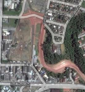 O terreno fica na área verde vizinha a nova avenida ainda não pavimentada. Foto: Reprodução Google Earth