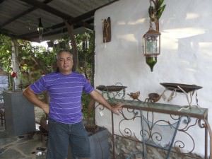 José Ricardo produz com ferro e vidro  objetos decorativos e móveis. Foto: Clarice Poltronieri