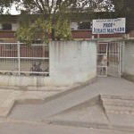Entrada da escola. O muro da frente está intacto, mas os laterais caíram. Fotos: Divulgação