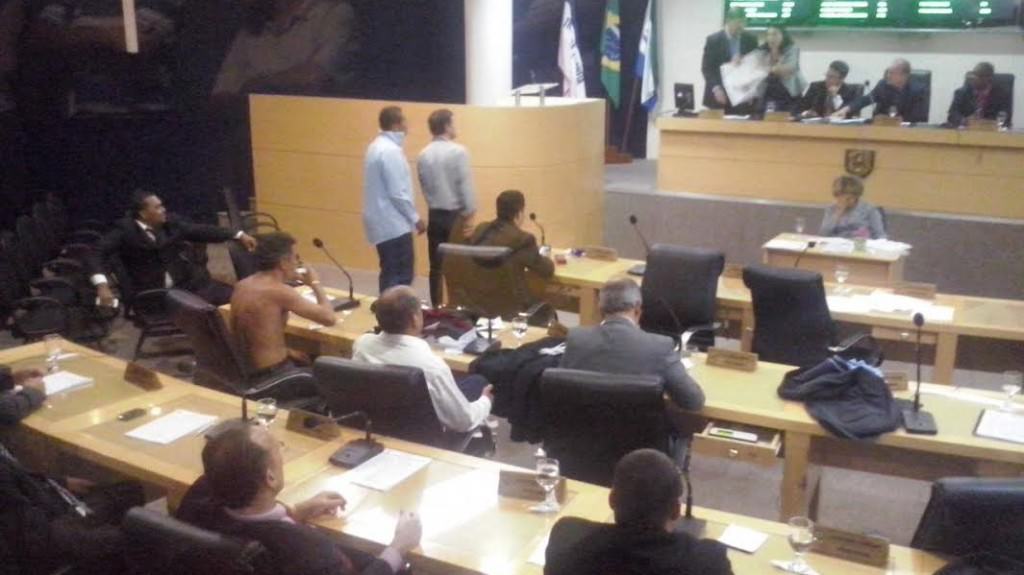 Na sessão do último dia 17 houve tumulto no plenário com vereador ficando sem camisa, tirando o paletó, rasgando o projeto e subindo na mesa diretora. Foto: Conceição Nascimento
