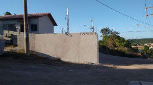 O muro foi erguido na esquina da rua 'A' em Parque Residencial Jacaraípe. Foto: Divulgação internauta