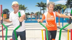 Ademar e Maria das Graças aproveitam a academia popular do Parque da Cidade para ficarem com a saúde tinindo. Foto: Fábio Barcelos