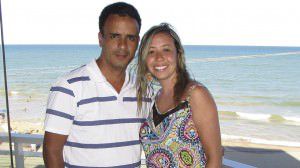 O casal de turistas mineiros Wagner Rodrigues e Renata dos Santos curte o verão na sacada do Inter Hotel, na orla de Jacaraípe. Foto: Fábio Barcelos