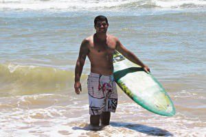 O surfista se aventura até hoje nas ondas de Jacaraípe e repassa seu conhecimento no esporte para "vovôs" da 3ª idade. Foto: Divulgação