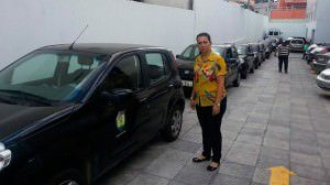 Em carreata coordenada pela vereadora Neidia, carros oficiais são devolvidos.