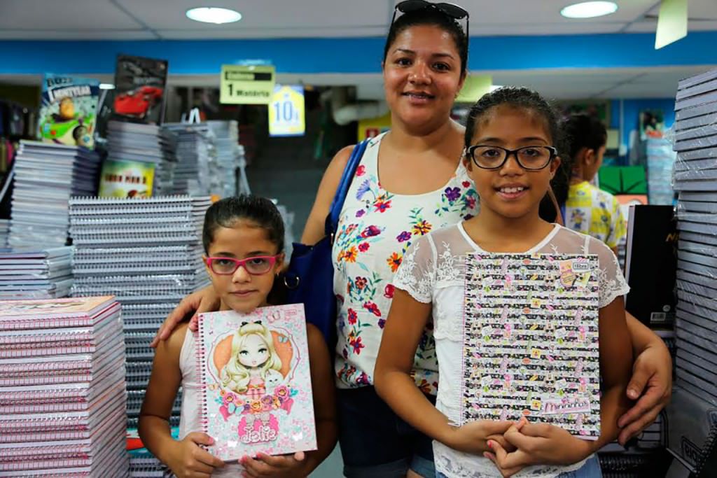 Jaqueline levou as filhas Júlia e Milena para ajudarem na escolha. Foto: Ayanne Karoline