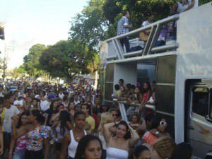 O bloco 100 Vergonha desfila com trio elétrico ao som de sertanejo e axé music. Foto: Divulgação