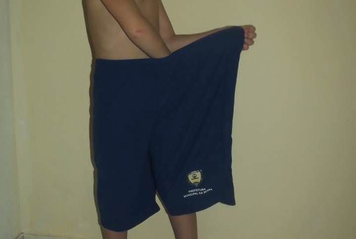 O tamanho do uniforme revoltou mães de alunos. Foto: Reprodução Facebook