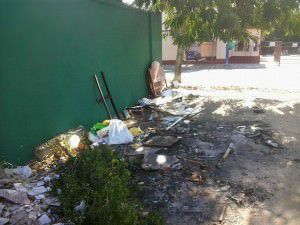 Moradores reclamam que a rua tem sido utilizada para o descarte inadequado de lixo. Foto:Gabriel Almeida