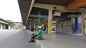 Usuário espera em vão ônibus no Terminal de Carapina. Foto: Bruno Lyra