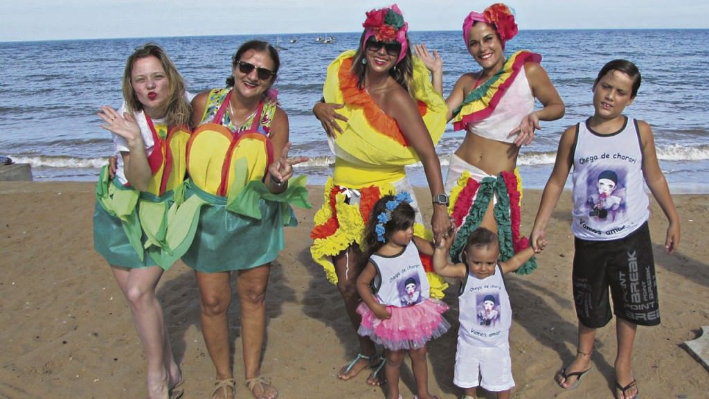 Integrantes dos blocos Expumar, La Conga Sexy, Perigosas Peruas e Nativinhos já prontos para a folia. Foto: Fábio Barcelos