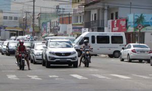 Veículos na Avenida Central em Laranjeiras: violência deixa o custo do seguro mais caro na Serra. Foto: Fábio Barcelos 