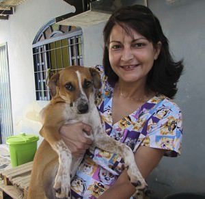 Patricia Oliveira com um dos bichinhos já atendidos na clínica. Foto: Ana Paula Bonelli