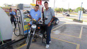 Kecis Jhonnys abastece em posto no bairro Colina de Laranjeiras: até para motociclistas o custo ficou pesado. Foto: Fábio Barcelos
