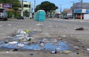 Garrafas quebradas junto  com outros tipos de lixo no meio da avenida Região Sudeste, a principal do bairro. Foto: Fábio Barcelos