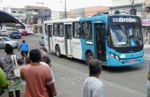 Em Laranjeiras ônibus passavam direto, lotados e com placa “especial” na manhã desta quarta (11). Foto: Gabriel Almeida
