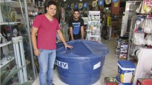 Morador de Boa Vista, Felipe Moura, avalia caixa com o vendedor Gabriel Campos da loja Torre Forte. Foto: Fábio Barcelos