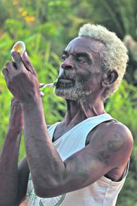 Konká é morador de São Francisco, em Jacaraípe, e vive Dona Doca no filme Os Incontestáveis. Na foto, o ator se prepara para encarnar o personagem. Foto: Divulgação