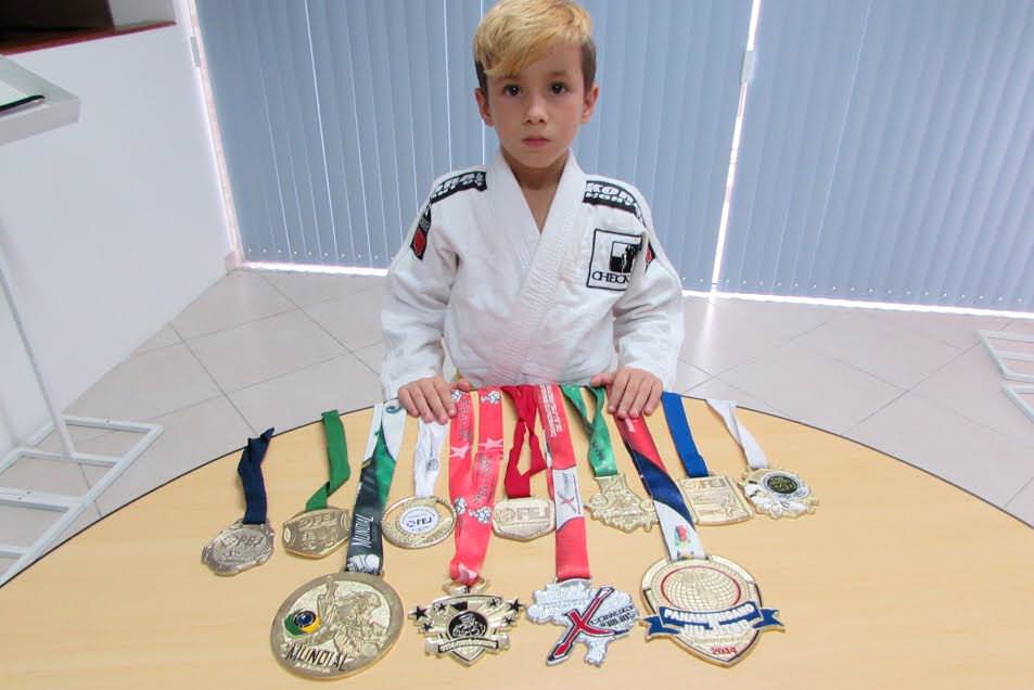 Mesmo pequeno Pedro Henrique tem colocado moral nos tatames onde luta. Foto: Fábio Barcelos