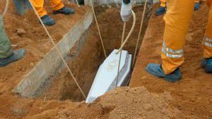 Sepultamento do corpo da menina Rauane que foi colocado junto ao da mãe e avó. Foto: Eci Scardini