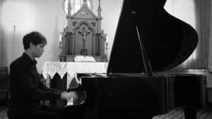 O pianista e compositor Deyvid Martins se apresentará na galeria Homero Massena. Foto: Divulgação 