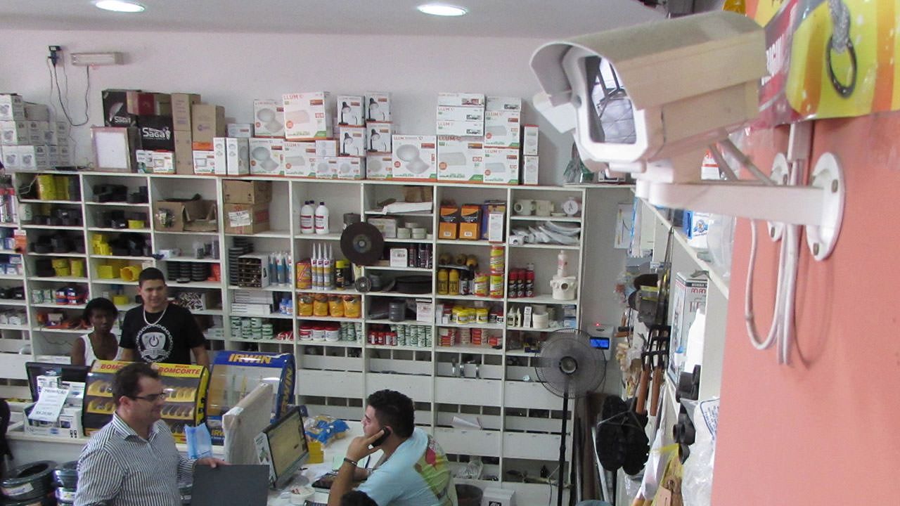 O uso da câmera de monitoramento não para de crescer em casas, lojas e empresas. Foto: Fábio Barcelos