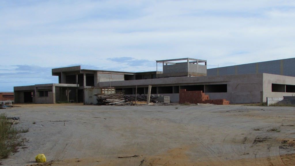 Segundo moradores a obra está parada desde novembro de 2012. Foto: Fábio Barcelos
