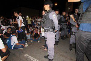 Policiais militares foram ao local negociar o fim da manifestação com os alunos. Foto: Fábio Barcelos 