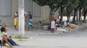 O consumo de drogas e álcool acontece à luz do dia no bairro. Foto: Fábio Barcelos