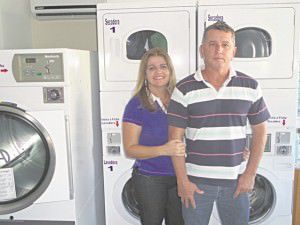 O casa Alessandra Tozetti e Hélcio Carneiro apostou no ramo da lavanderia. Foto: Joatan Alves