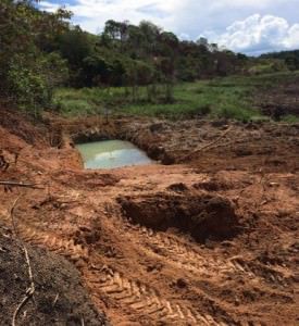 Além do desmate, há duas construções e um poço escavado no local sem autorização dos órgãos ambientais. Foto: Divulgação / Polícia Ambiental