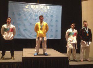 Entre as conquistas de Bruno (ao centro, de amarelo) está a primeira colocação no USA Open 2015 Kumite Elite – 76kg. Foto: Divulgação